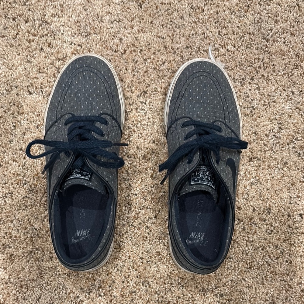 Nike Black Sneakers Sleek Low-Profile Design